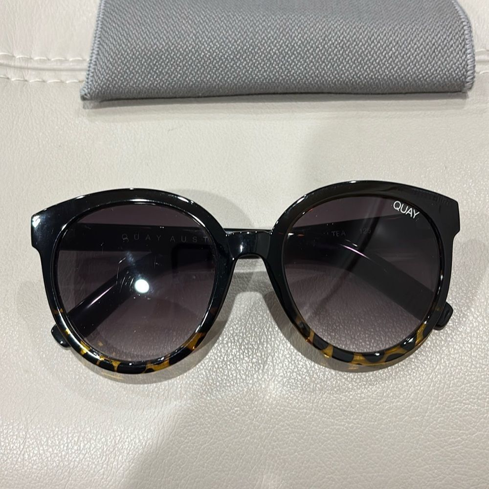 QUAY AUSTRALIA HIGH TEA ROUND OVERSIZED SUNGLASSES - Picture 1 of 4